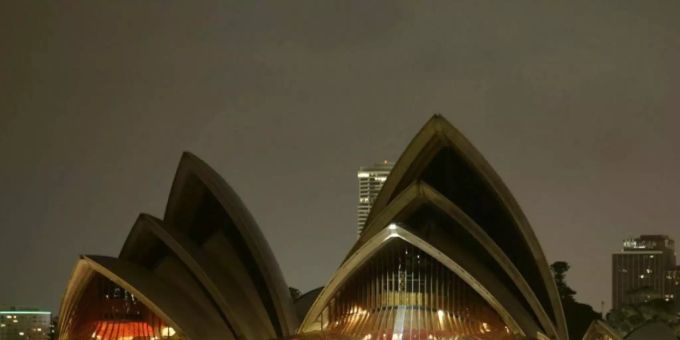 Als Zeichen für mehr Umweltschutz und Solidarität wurden am Samstagabend weltweit an berühmten Gebäuden - wie an der Oper im australischen Sydney - die Lichter für eine Stunde ausgeschaltet. (Archivbild) Als Zeichen für mehr Umweltschutz und Solidarität wurden am Samstagabend weltweit an berühmten Gebäuden - wie an der Oper im australischen Sydney - die Lichter für eine Stunde ausgeschaltet. (Archivbild)