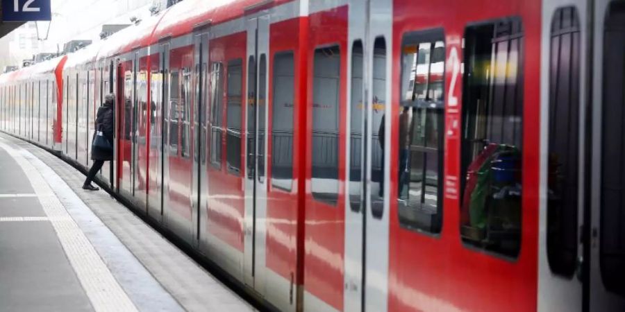 Wegen der Coronavirus-Krise zählt die Deutsche Bahn immer weniger Fahrgäste. Foto: Roland Weihrauch/dpa