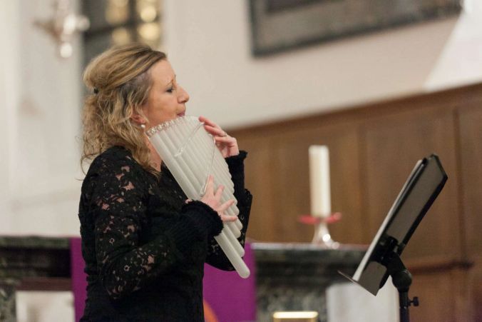 Karin Inauen-Schaerer mit Glaspanflöte