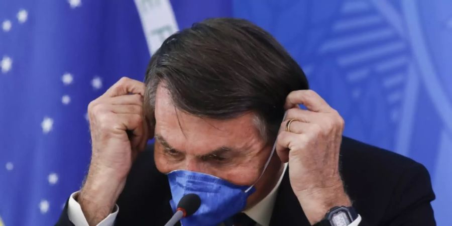 Brasiliens Präsident Jair Bolsonaro mit Atemschutzmaske