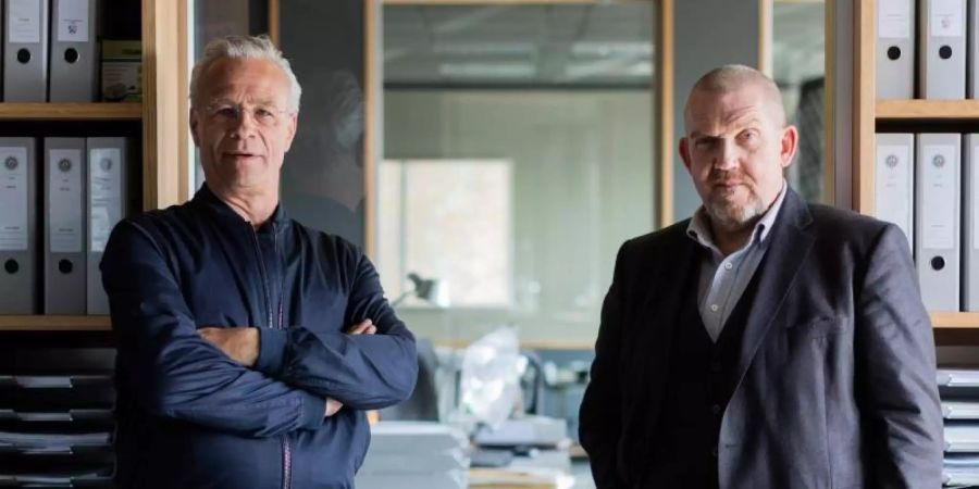 Klaus J. Behrendt und Dietmar Bär bei den Dreharbeiten zu der «Tatort»-Folge «Niemals ohne mich». Foto: Rolf Vennenbernd/dpa