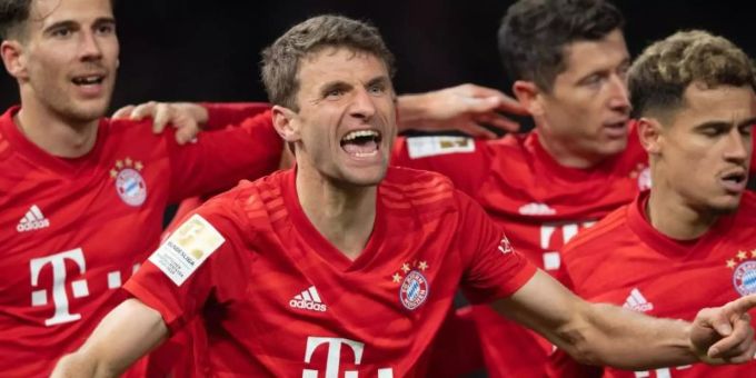 Thomas Müller (M) feiert seinen Treffer zum 1:0 gegen Hertha. Foto: Soeren Stache/dpa-Zentralbild/dpa