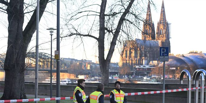 Absperrung am Dienstag in Köln wegen der Entschärfung einer Weltkriegsbombe. Absperrung am Dienstag in Köln wegen der Entschärfung einer Weltkriegsbombe.