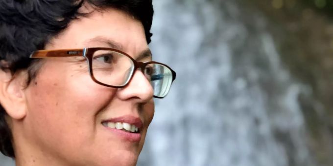 Im St.Galler Dialekt trägt sie pointierte und skurrile Beobachtungen vor und untermalt sie musikalisch mit ihrem Akkordeon und weiteren Instrumenten. Claudia Vamvas