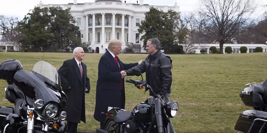 Der Chef des US-Motorrad-Herstellers Harley Davidson, Matthew Levatich (rechts), tritt zurück. Im Bild: US-Präsident Donald Trump und Vizepräsident Mike Pence outen sich als Harley-Fans. (Archivbild)