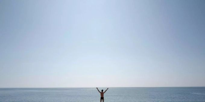 Ein Mann am Strand von Nizza nizza