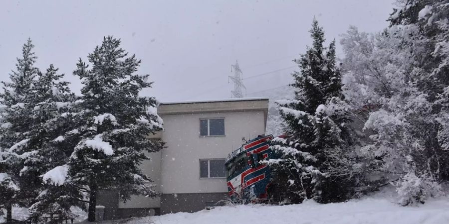 Der Sattelschlepper geriet auf der schneebedeckten Fahrbahn ins Rutschen und fuhr in das Wohnhaus.