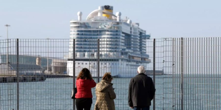 Schaulustige werfen einen Blick auf die «Costa Smeralda»