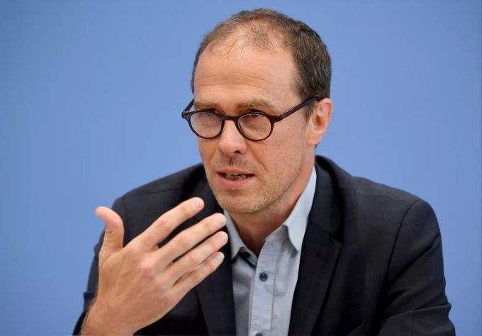 Martin Kaiser, Geschäftsführer Greenpeace, spricht bei einer Pressekonferenz zur Dringlichkeit von Sofortmassnahmen im Klimaschutz. Er wirft der Union und SPD vor, für den Niedergang von Photovoltaik und Windkraft zu sorgen. Greenpeace-Geschäftsführer Martin Kaiser