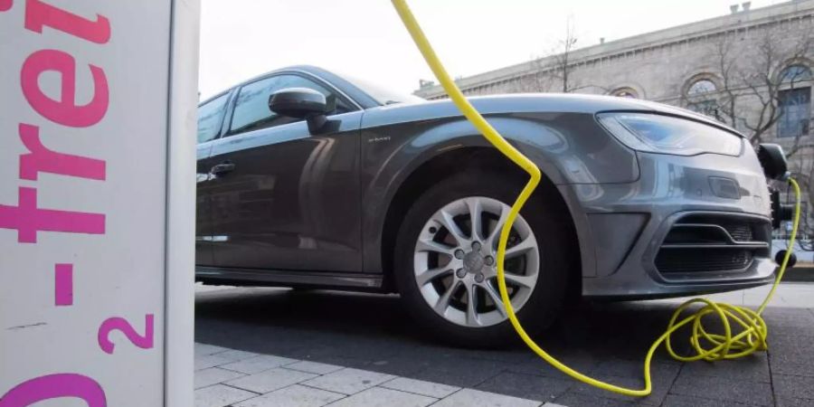 Laut einer Studie könnten im Jahr 2030 weltweit erstmals mehr E-Autos als Verbrenner verkauft werden. Foto: Julian Stratenschulte/dpa