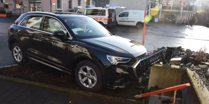Mit Auto in Mauer geprallt