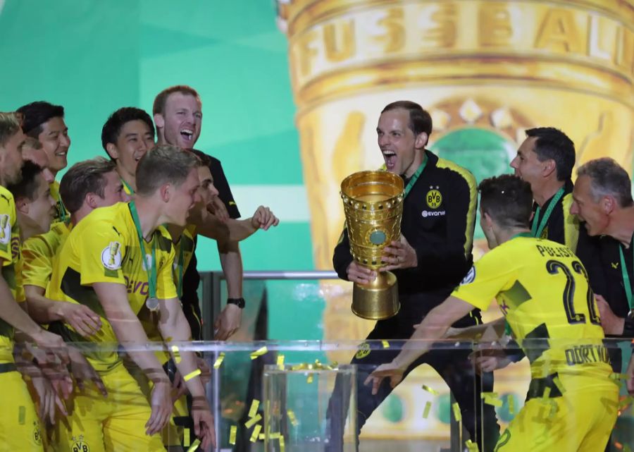 Obwohl er mit seiner Mannschaft 2017 den DFB-Pokal gewinnt, muss er den BVB kurz darauf verlassen.