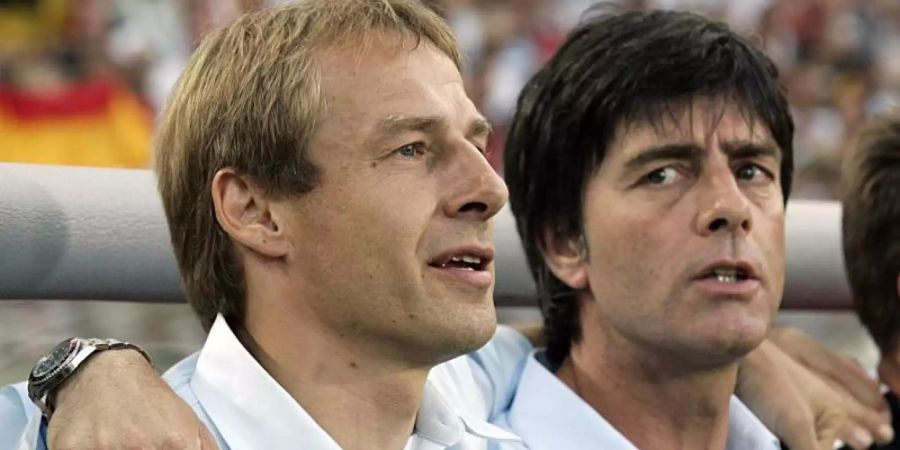 Der damalige Bundestrainer Jürgen Klinsmann (l) und sein Assistent Joachim Löw bei der WM 2006. Foto: Matthias Schrader/dpa