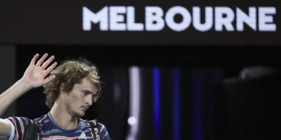 Mit sich selbst unzufrieden: Alexander Zverev winkt nach seiner Niederlage in Richtung Tribüne. Foto: Bai Xuefei/XinHua/dpa