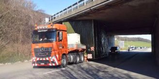 Egerkingen SO - Zu hoher Lastwagen bleibt unter A2-Brücke stecken