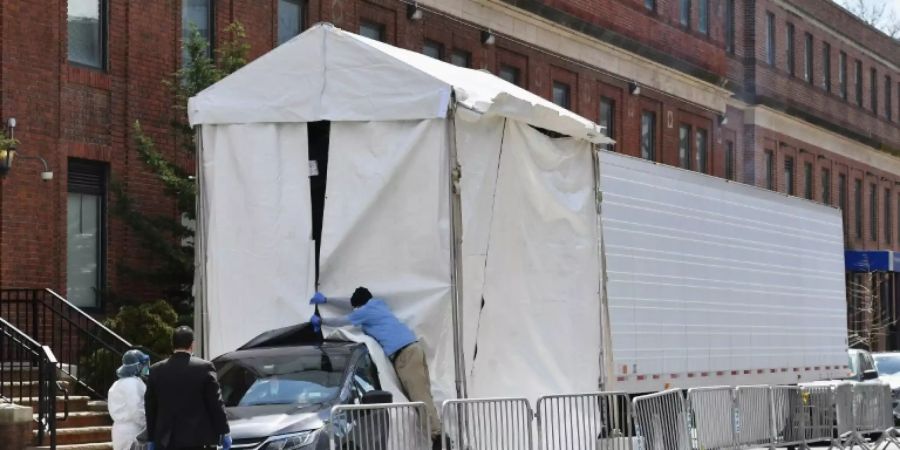 Kühlanhänger zur Lagerung von Leichen vor einem Krankenhaus in Brooklyn