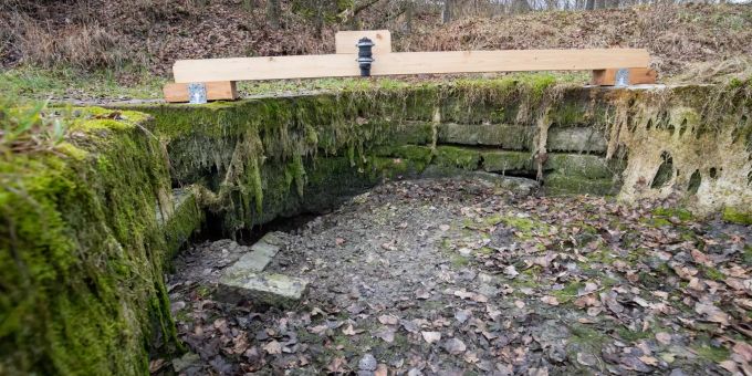 Die Quelle der Aisch in Mittelfranken ist ausgetrocknet. Aischquelle vertrocknet