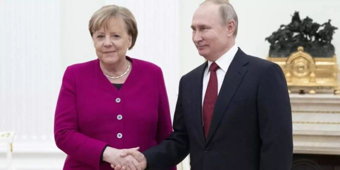 Russlands Präsident Putin empfängt Kanzlerin Merkel im Kreml in Moskau. Foto: Pavel Golovkin/AP/dpa putin merkel