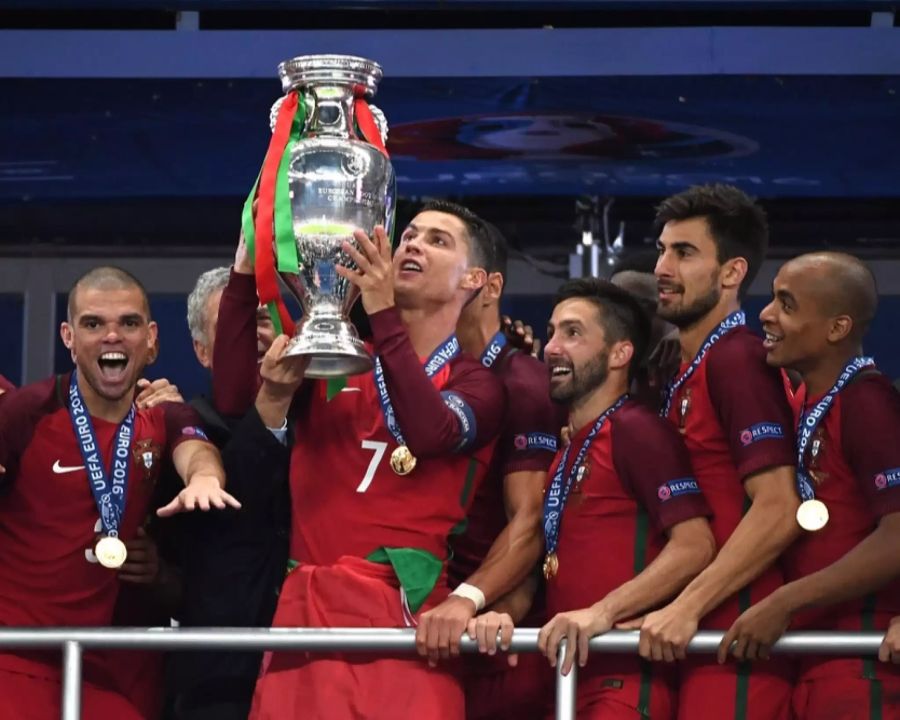 Auch immer noch aktiv ist Cristiano Ronaldo für die portugiesische Nationalmannschaft, mit welcher er 2016 die Europameisterschaft gewann.