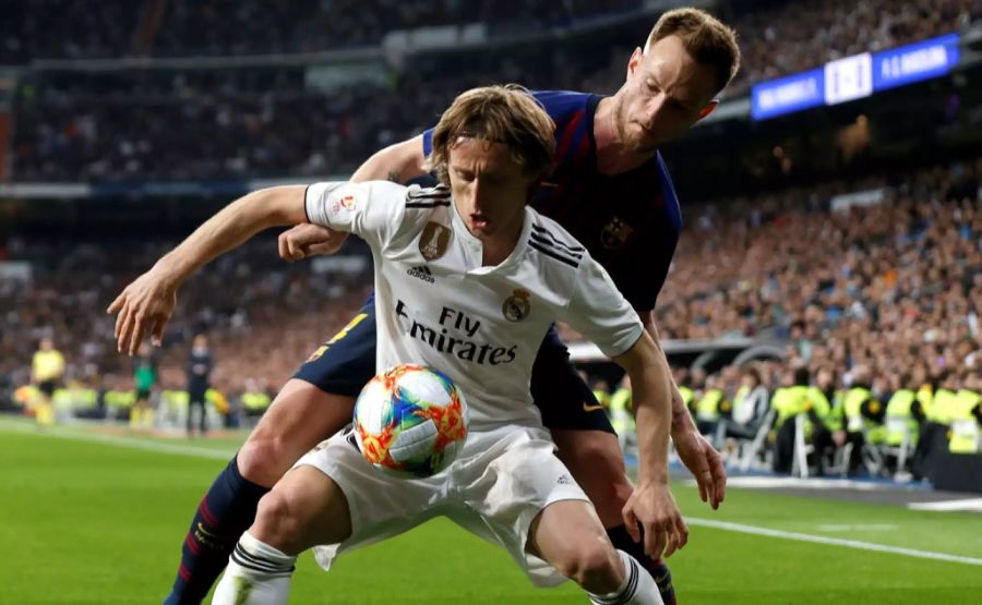 Ivan Rakitic (hinten) im Zweikampf mit Landsmann Luka Modric.