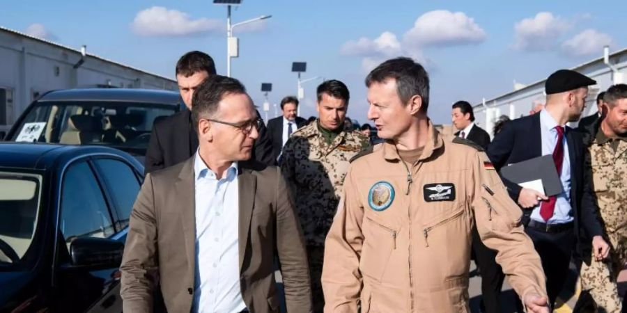 Aussenminister Heiko Maas (l) wird auf der Luftwaffenbasis Al-Asrak von Oberst Markus Kleinbauer, Kommandeur des deutschen Einsatzkontingentes Counter Daesh, durch das Lager geführt. Foto: Bernd von Jutrczenka/dpa