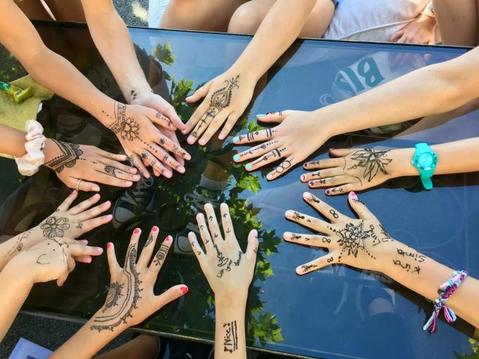 2019 malten die Kinder und Jugendlichen Henna-Tattoos. Offene Jugendarbeit Maiengrün