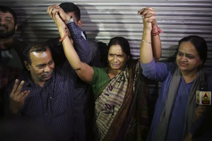 Die Eltern des Opfers feiern ihren Triumph. India Hangings