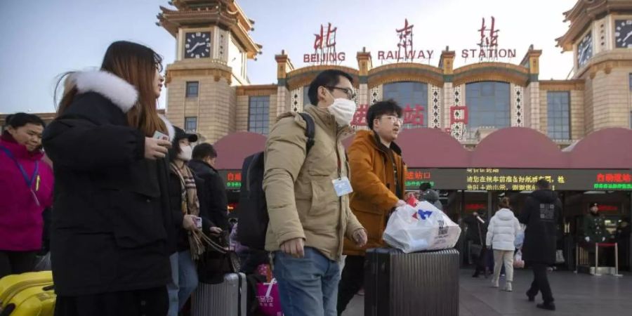 Um die Ausbreitung des Corona-Virus zu verringern, hat die chinesische Hauptstadt Peking alle grösseren Veranstaltungen und Tempelfeste anlässlich des chinesischen Neujahrsfestes abgesagt. Foto: Mark Schiefelbein/AP/dpa