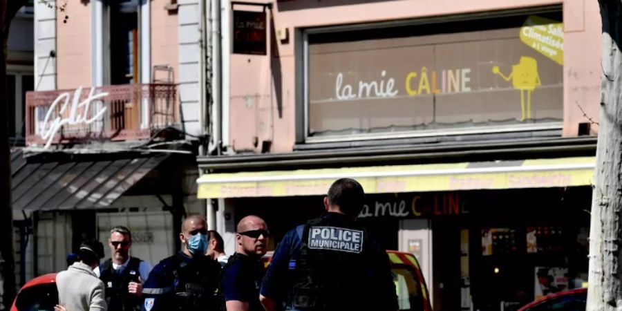 Polizisten nach der Messerattacke in Romans-sur-Isère