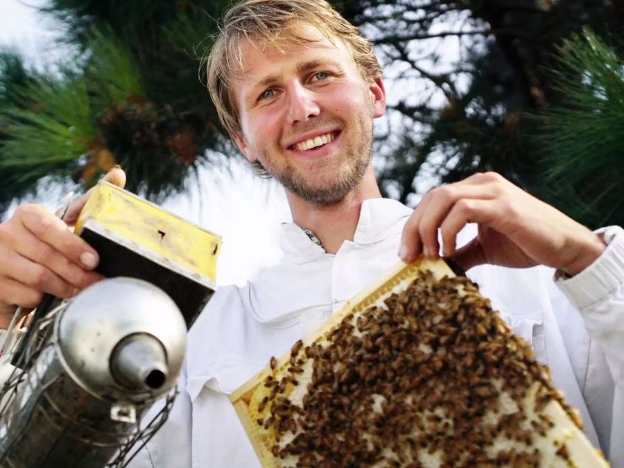 Daniel (22) aus Neuseeland lebt mit seiner Familie auf einem Hof mit vielen Tieren. Zwar wird im Elternhaus gemeinsam gegessen, jedoch hat Daniel eine 10m² Wohnfläche für sich. Der fast zwei Meter grosse Deutsche beschäftigt sich vor allem mit Bienen und ist ein begeisterter Imker. Er würde mal gerne mit einer nicht-Veganerin eine Familie gründen.