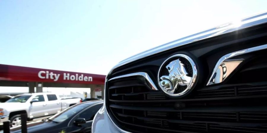 Autos der Marke Holden stehen bei einem Autohändler in Adelaide. Die australische Automarke Holden gehört zum US-Konzern General Motors (GM). Foto: Kelly Barnes/AAP/dpa