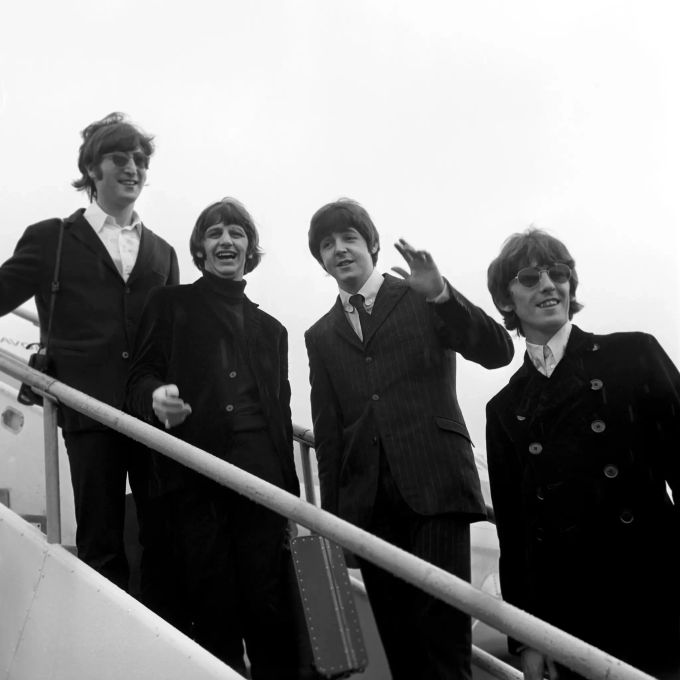 Die Beatles mit John Lennon (l-r), Ringo Starr, Paul McCartney und George Harrison, steigen am 11.08.1966 in London in ein Flugzeug. 50. Jahrestag Auflösung Beatles