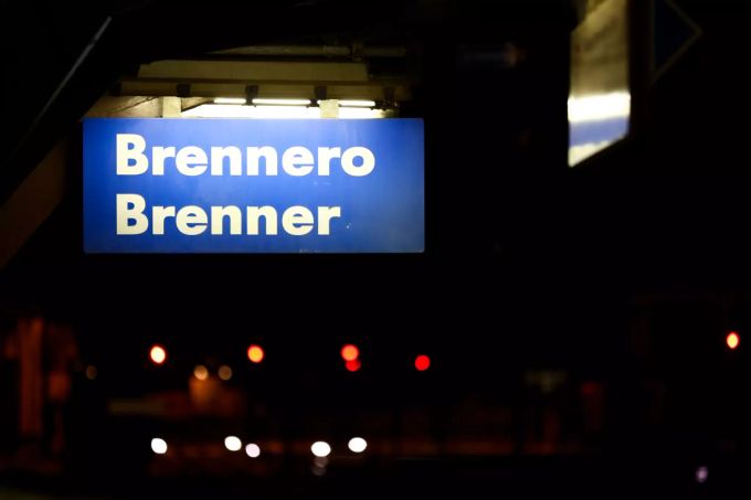 Ein Ortsschild ist am Brenner Bahnhof zu sehen. Coronavirus - Italien