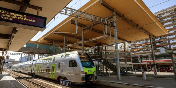 Bahnhof Zollikofen mit wartendem BLS Zug. Zollikofen Bauzug