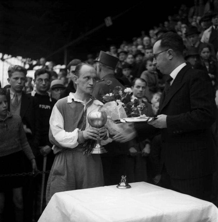 Max Abegglen, Mitbegründer von Xamax bei einer Pokalübergabe für die Grasshoppers (1930er-Jahre, undatiert).