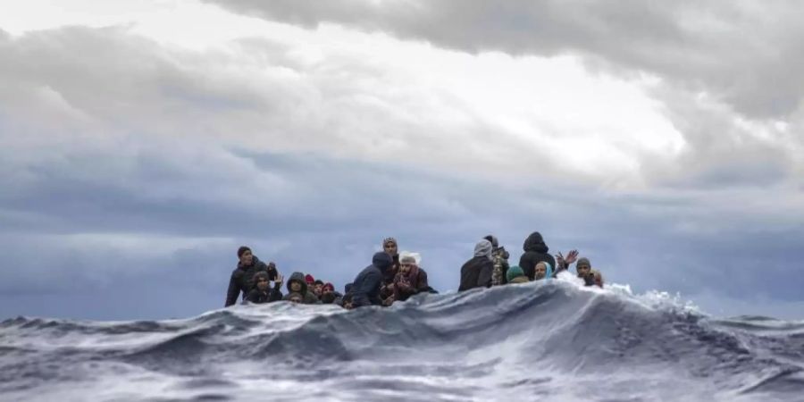 Das Archivfoto zeigt Flüchtlinge Anfang Januar in einem überfüllten Holzboot im Mittelmeer vor der Küste von Libyen. Foto: Santi Palacios/AP/dpa