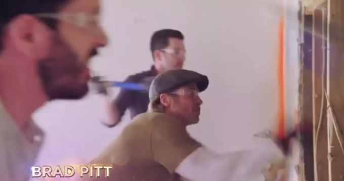 Brad Pitt reisst mit dem Hammer eine Wand raus. Brad Pitt