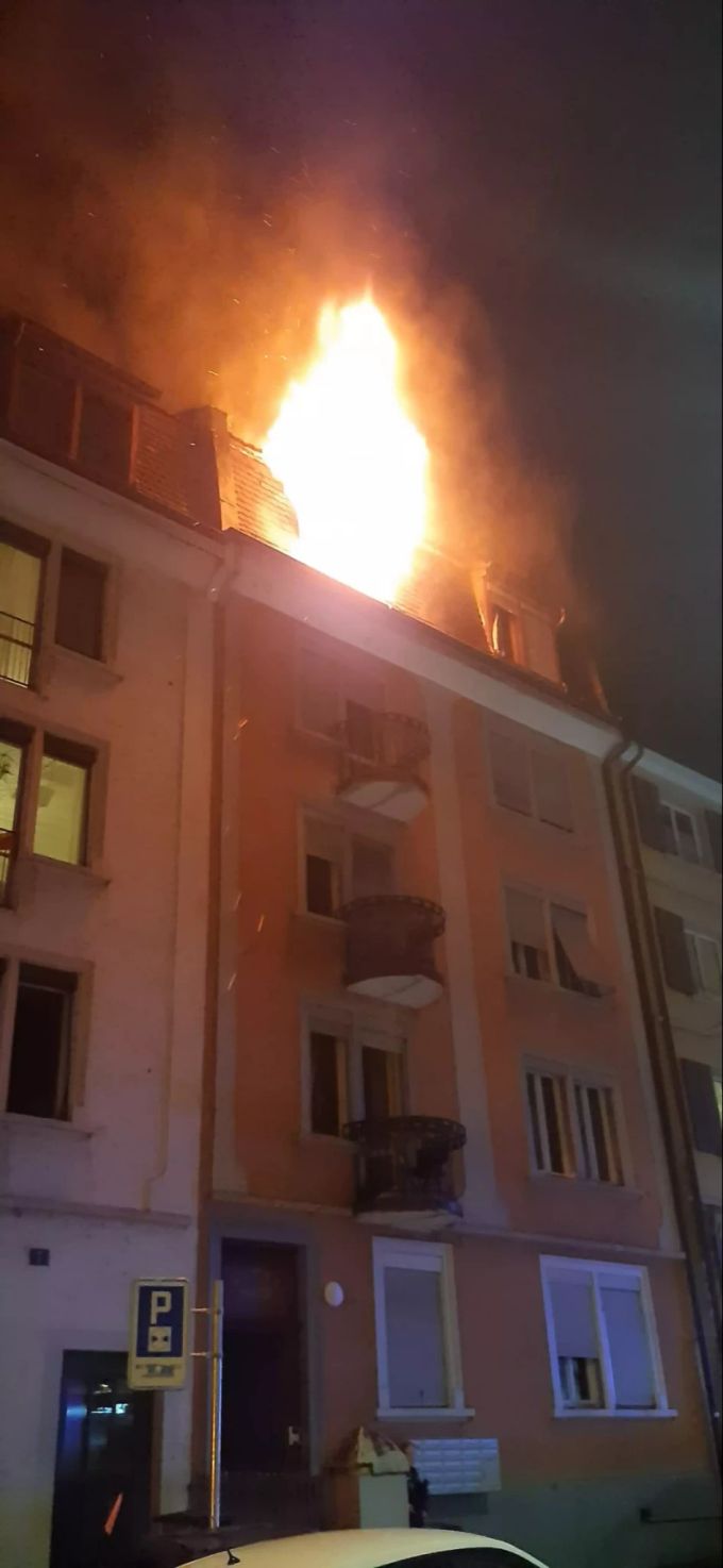 Als die Feuerwehr eintraf, brannte der Dachstock bereits lichterloh. Brand Zürich