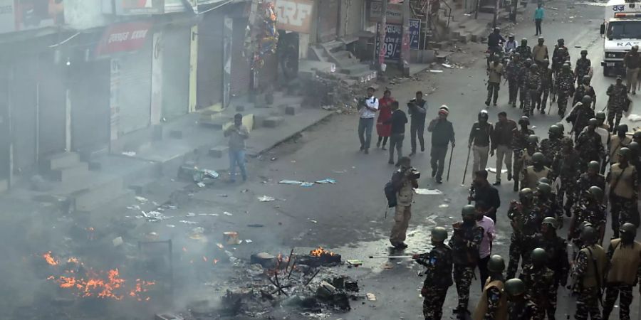 Die schweren Ausschreitungen wegen des umstrittenen Staatsbürgerschaftsgesetzes in Indiens Hauptstadt Neu Delhi haben Tote, Verletzte und eine Schneise der Zerstörung hinterlassen.