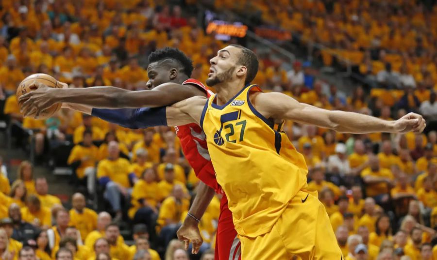 Der zweifache Defensive Player of the Year kämpft mit den Schweizer Clint Capela (l.) um den Ball.