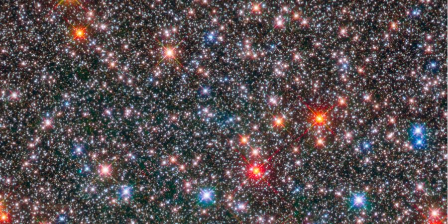 Hubble blickt ins Zentrum der Milchstrasse. Was wir bei gutem Wetter als blasses Band am Himmel erkennen, entlarvt Hubble als ein Dickicht aus Milliarden von Sternen.