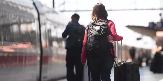 Reisende am Frankfurter Hauptbahnhof. bahn