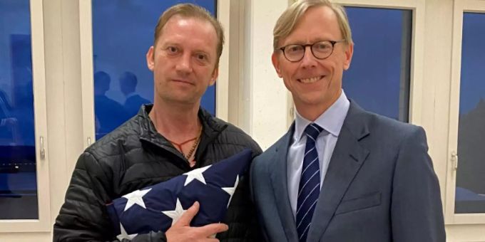 Michael White (l.) in Zürich mit dem US-Sondergesandten Brian Hook Michael White (l.) in Zürich mit dem US-Sondergesandten Brian Hook