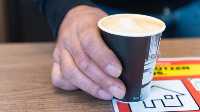 Aufwärmen bei einem Becher Kaffee.