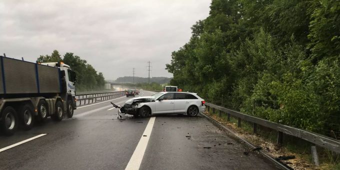 Totalschaden im Morgenverkehr. Totalschaden im Morgenverkehr
