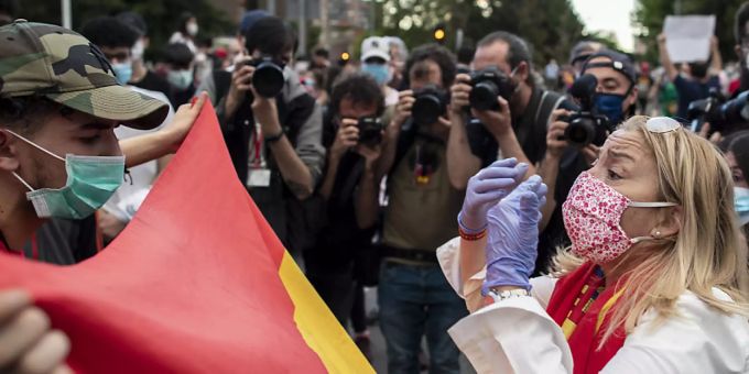 Trotz heftigen Widerstands der Opposition und zunehmender Proteste verärgerter Bürger hat in Spanien das Parlament den Corona-Lockdown zum fünften Mal verlängert. proteste spanien