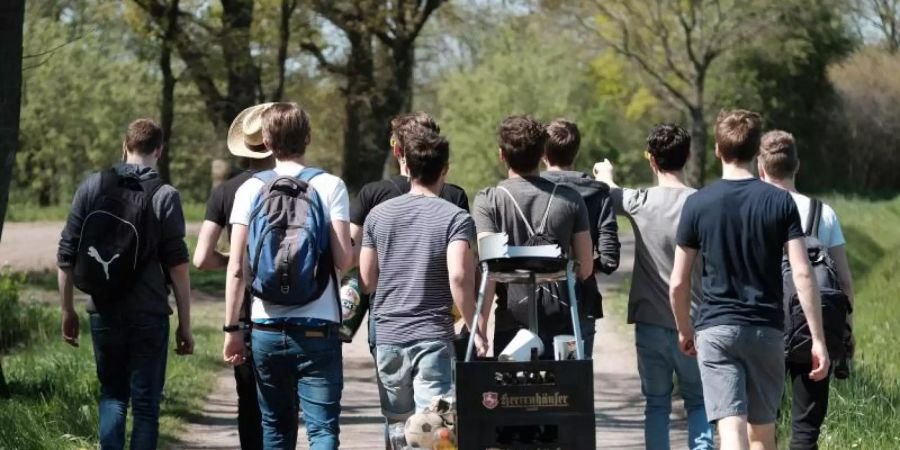 Viele Männer feiern den Vatertag mit einer Biertour. Bereits im 4. Jahrhundert zogen die Gläubigen an Christi Himmelfahrt um die Felder und baten um eine gute Ernte. Foto: Peter Steffen/dpa