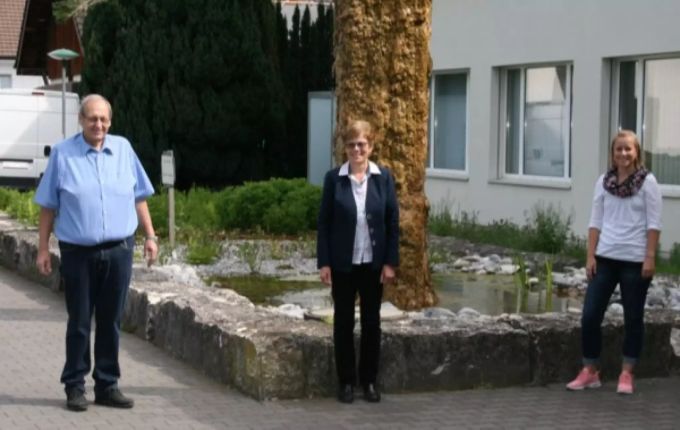 Von links: Gemeindeammann Roland Huggler, Therese Widmer, Karin Widmer. Amtsübergabe Schafisheim