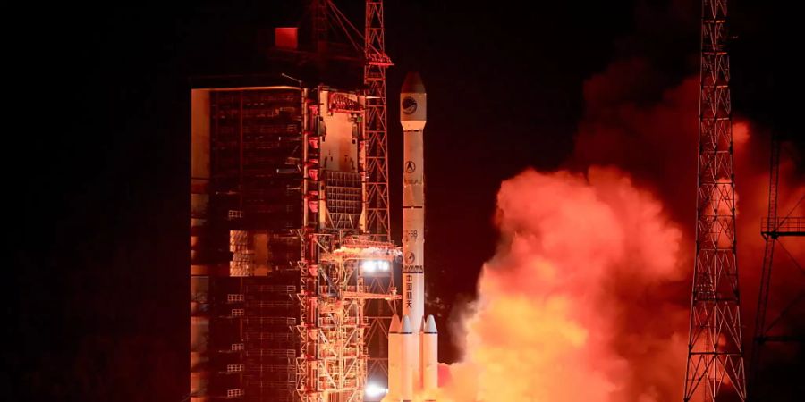 China hat am Dienstag nach eigenen Angaben den Start eines Beidou-Satelliten nachgeholt, der aufgrund technischer Probleme verschoben worden war. (Archivbild)