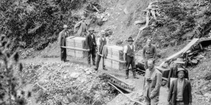 Ein Bild aus den frühen 1920er Jahren vom Transport junger Steinböcke in die Val Cluozza im Schweizerischen Nationalpark. Steinbock